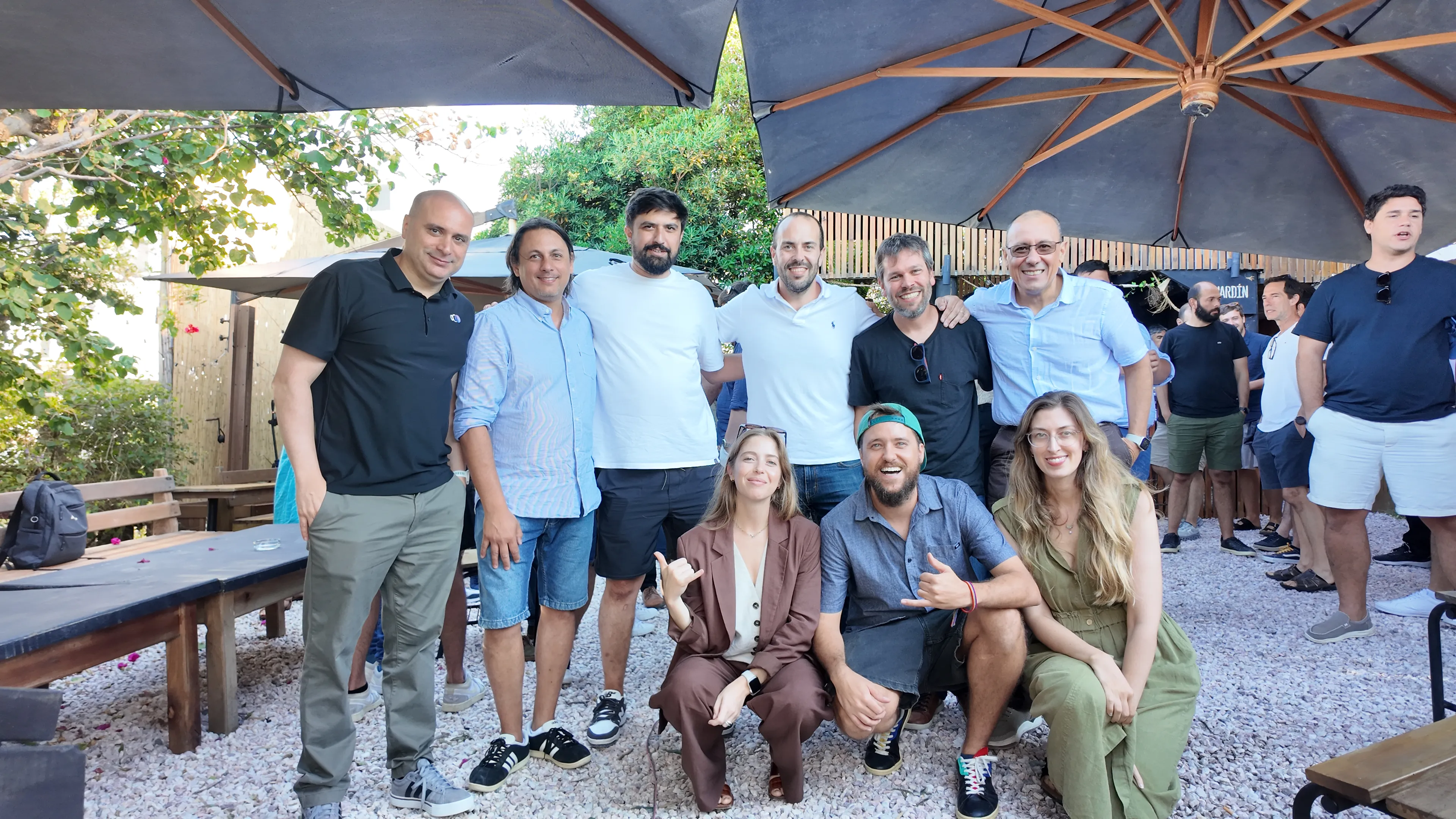 Grupo de speakers y organizadores del evento Pé Nareia posando juntos al aire libre bajo una sombrilla, antes del Punta Tech 2026
